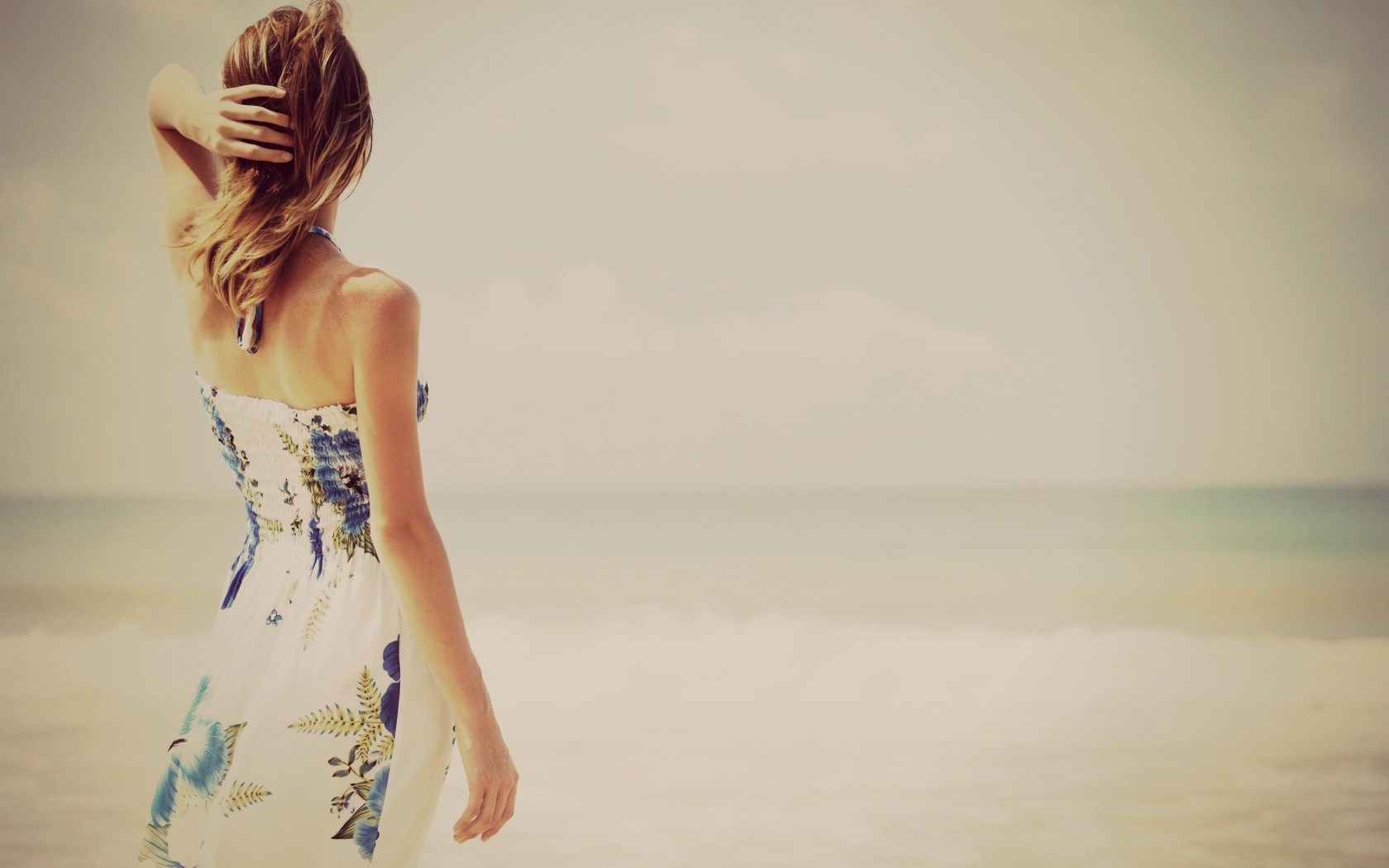 海滩花裙女孩
