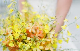 蝴蝶、橙色和黄色的鲜花装饰的乡村风婚礼