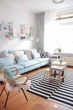 蓝色沙发加上同系列的家具组成的居家环境