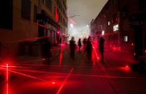 ICHV在芝加哥推出“最危险的一条街”装置，用激光束还原被害现场