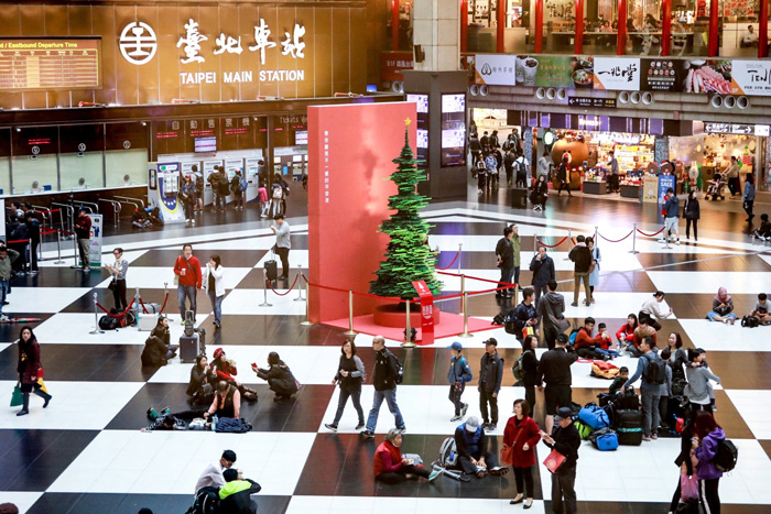 台北车站惊现首座声波圣诞树：倾听受虐儿隐藏的声音