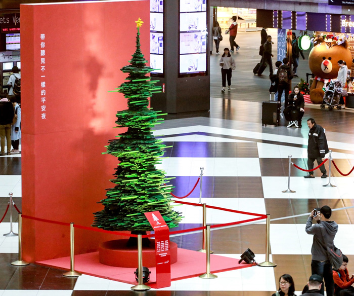 台北车站惊现首座声波圣诞树：倾听受虐儿隐藏的声音