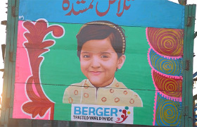 在公路上行走的寻人启事牌，印度涂料公司Berger Paints的公益之举