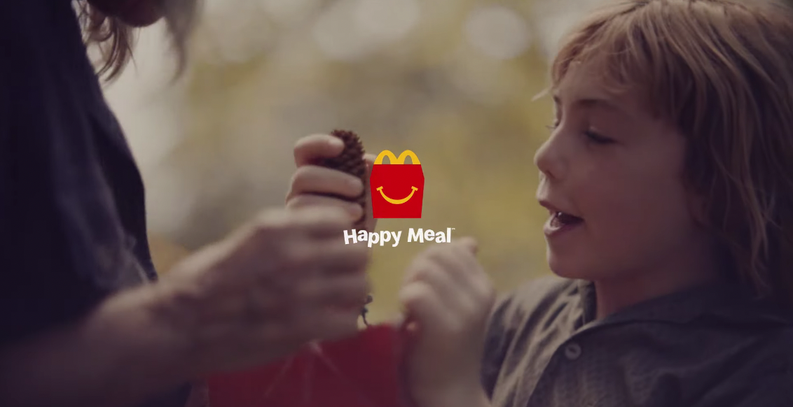 麦当劳暖心广告：把童年装进快乐餐盒