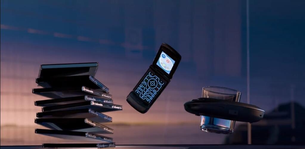 新版摩托罗拉Razr系列手机宣传片：一代经典，智能回归