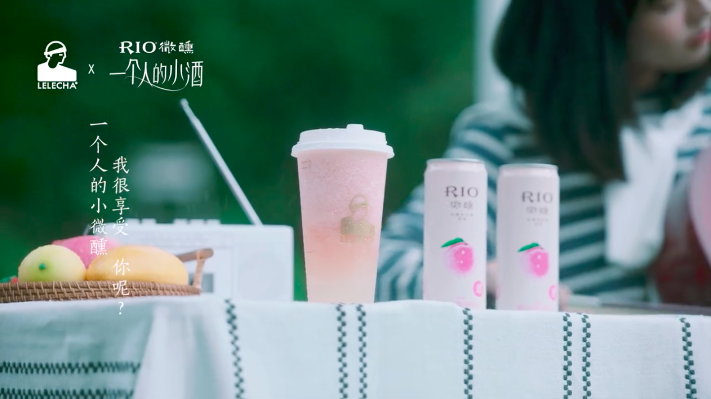 乐乐茶×RIO推出联名果茶，小桃子的微醺时刻