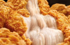 香港麦当劳的“炸鸡瀑布”，能勾起大家的食欲……吗？