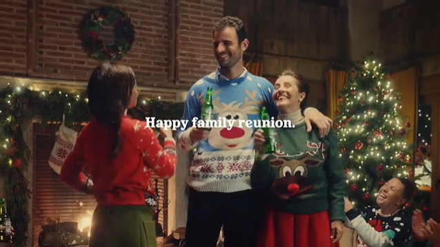 喜力啤酒“丧”气圣诞广告：重聚就是最大的幸运